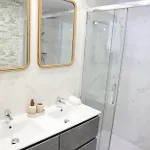 Elegant Beachside 2 Bedroom With Rooftop Pool Apartment