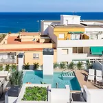 Apartment Elegant Beachside 2 Bedroom With Rooftop Pool