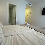 Apartment Elegant Beachside 2 Bedroom With Rooftop Pool *