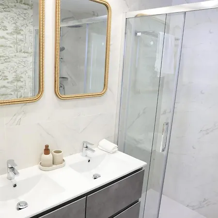 Elegant Beachside 2 Bedroom With Rooftop Pool アパート