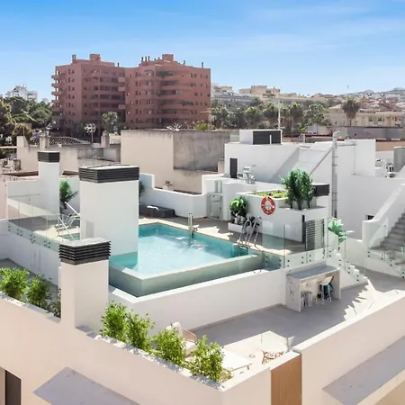 Elegant Beachside 2 Bedroom With Rooftop Pool アパート エステポナ