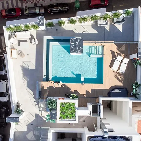 Elegant Beachside 2 Bedroom With Rooftop Pool アパート エステポナ