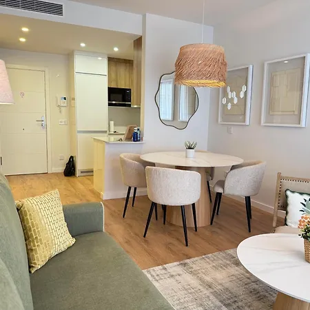 Elegant Beachside 2 Bedroom With Rooftop Pool Apartment *
